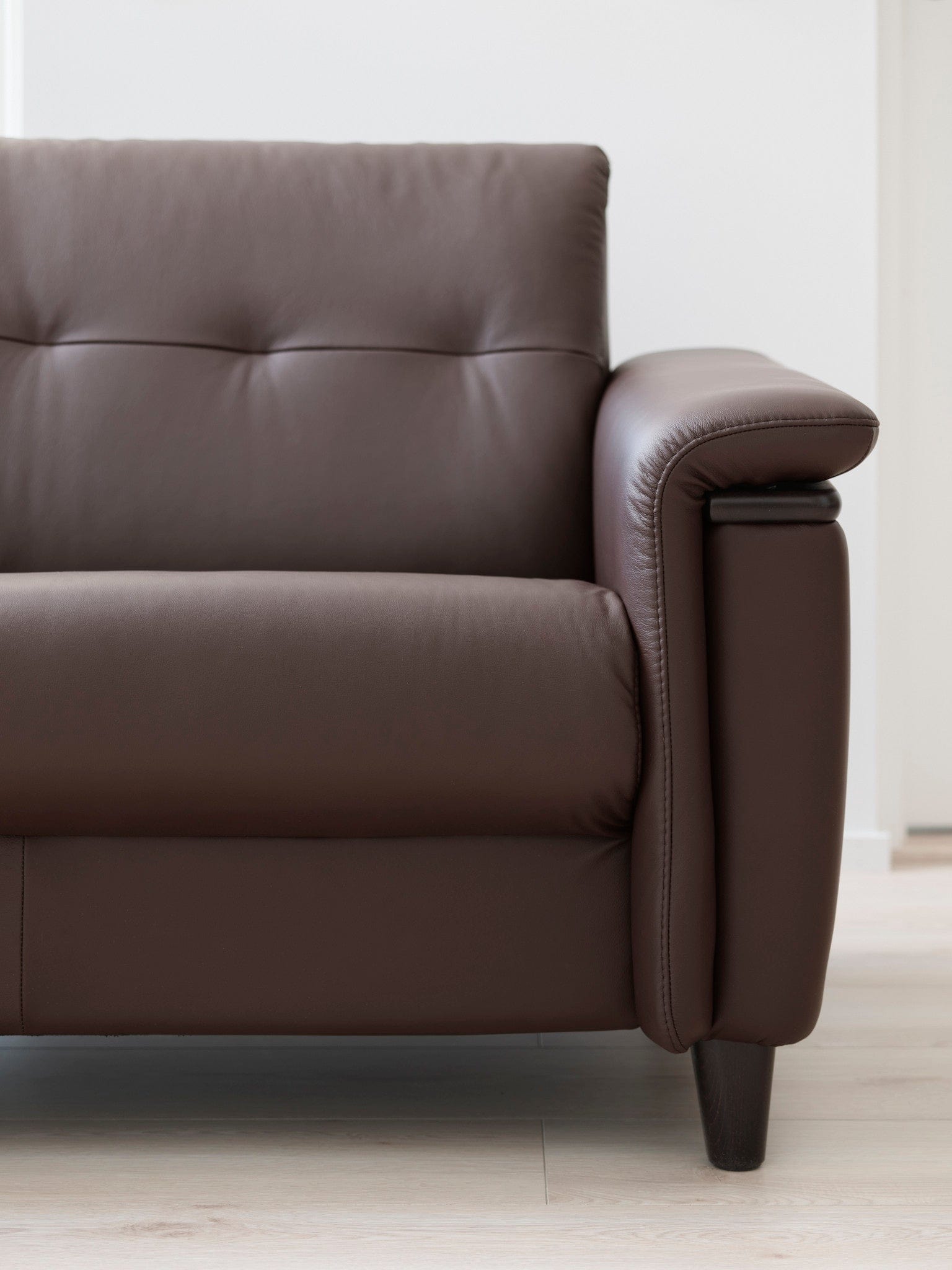 【she.】フランシスカチェアー 　③ フランシスカチェアー 肘付 | 株式会社クロシオ｜クロシオ