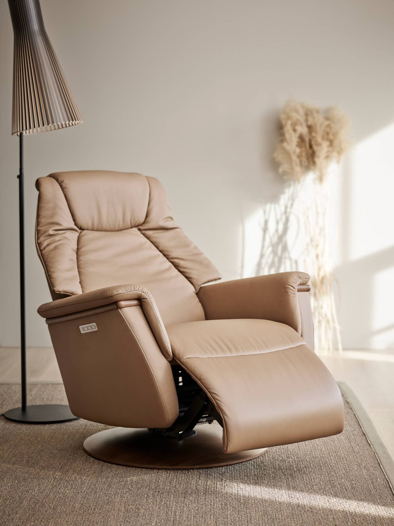 Stressless ベージュ リクライニングチェア　本革 Products | Recliners | Berlin-adjustable-headrest